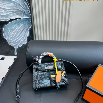 Boss Kvinnor Silk Scarf replika super clone Läderväska Liten