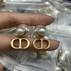 Dior ??rh?¡èngen replika lyx 1:1 Cd Pearl Pig Nose
