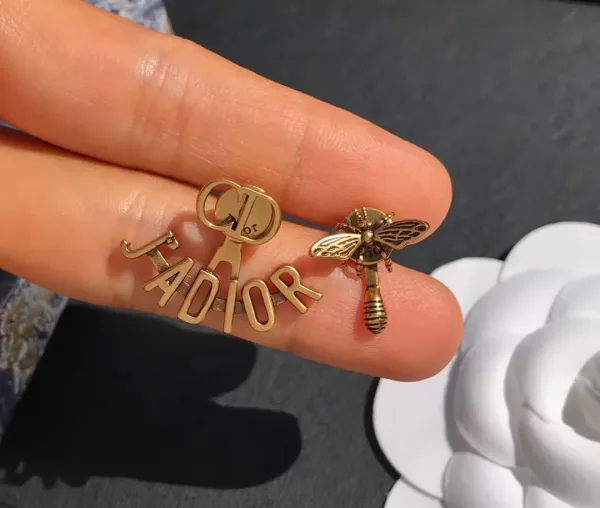 Dior ??rh?¡èngen replika lyx Bee Asymmetrical Stud