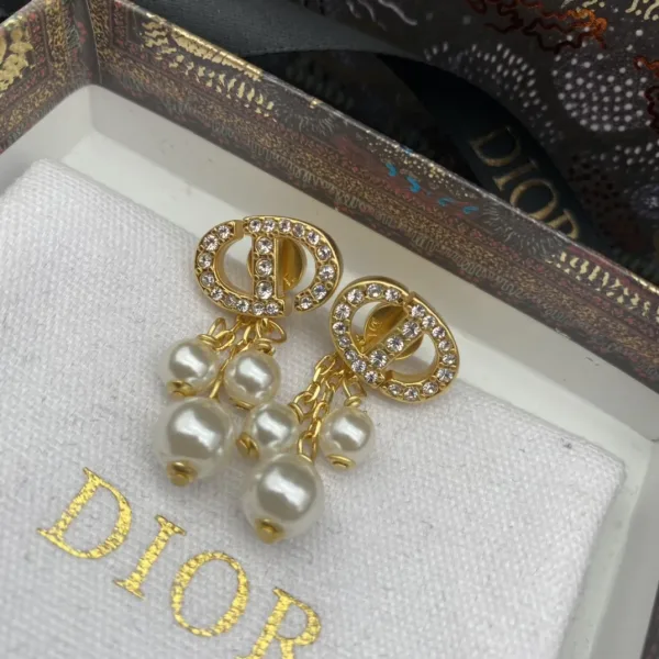 Dior ??rh?¡èngen replika lyx Retro Letter Pearl Diamond Temperament Tofs