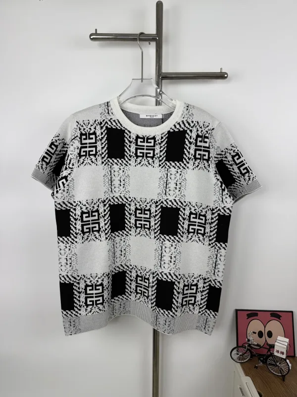 Givenchy Short Sleeve Replica Lyx Knit Monogram Is Knitted Jacquard