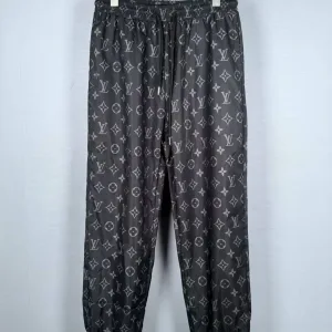 Louis Vuitton Byxor replika superklon Monogram Lv joggingbyxor