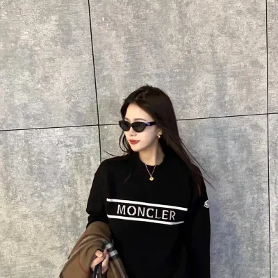 Moncler Tröja replika lyx super klon Svart Marinblå Sticka Logotyp