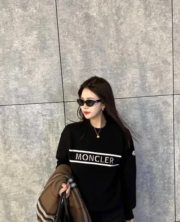 Moncler Tröja replika lyx super klon Svart Marinblå Sticka Logotyp
