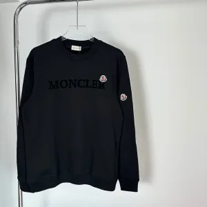 Moncler Sweatshirt replika lyx Svart Marinblå logotyp för att passa bekväm