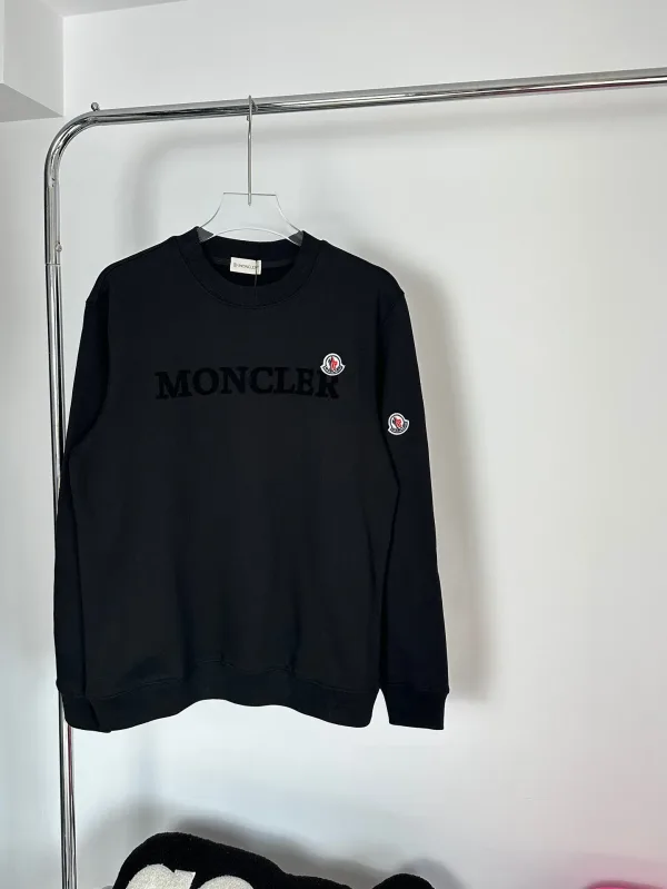 Moncler Sweatshirt replika lyx Svart Marinblå logotyp för att passa bekväm