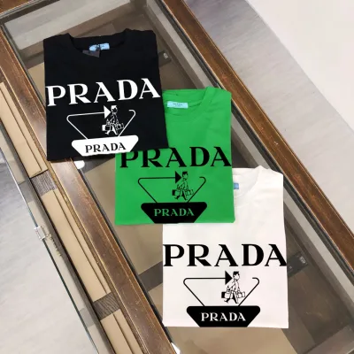 Prada kortärmad kopia lyxig bomullslogotyp Top Look Prada: